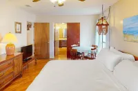 Channel-Front Port Isabel Family Home. Gulf/Bay Fishing and Close to SPI Beach! Hotels in Port Isabel