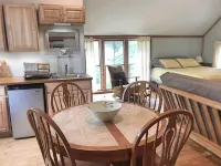 Sunny studio apartment close to downtown