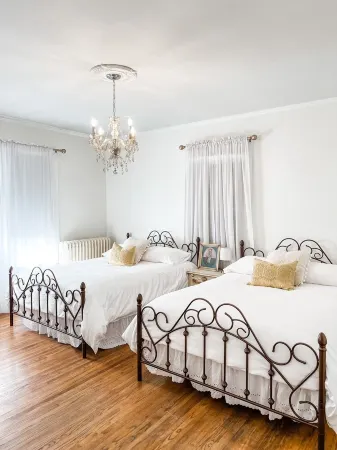 The Chandelier House of Midtown - Near It All!