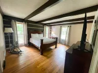 Pioneer Village Creekside 4-bedroom cabin perfect for a family retreat!