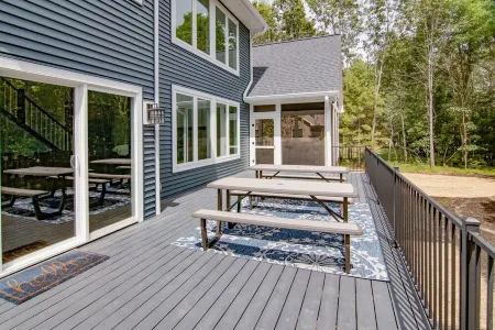 Large 8 bedroom multi-family retreat on Castle Rock Lake near WI Dells