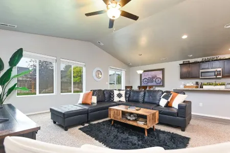 Comfortable 3 bed 2 bath home in Nampa - Sleeps 6