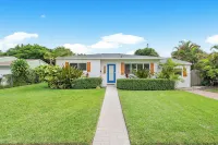 Charming 3-bedroom house in West Palm Beach with Pool and Hottub