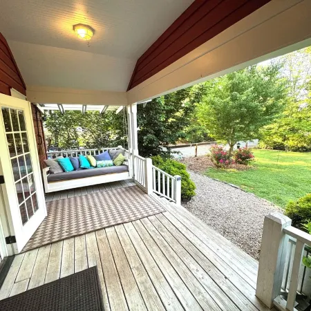Incredible fenced in dog friendly cottage in downtown Brevard with hot tub!