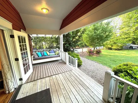 Incredible fenced in dog friendly cottage in downtown Brevard with hot tub! Отели в г. Бревард