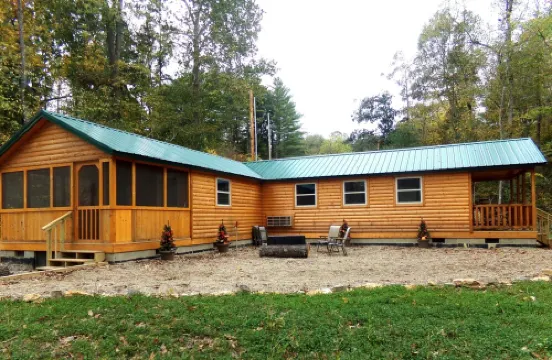 Moose Tracks Cabin with Hot Tub  on screened in porch!