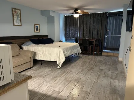 Beach 🏝️ Retreat - Ocean 🌊 front Pool & Tiki Bar 🍹