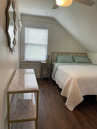 Charming Walkable Attic Bungalow near Lake Eola with Full Kitchen Отели рядом с достопримечательностью «Harry P Leu Gardens»