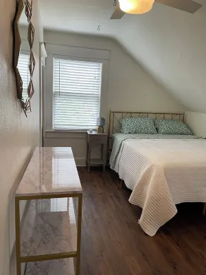 Charming Walkable Attic Bungalow near Lake Eola with Full Kitchen