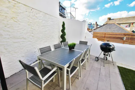 Fantastic location in the harbour bowl Отели рядом с достопримечательностью «Walk of Fame»