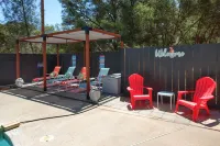 Cute Pool House near Yosemite with a Hot Tub and Game room