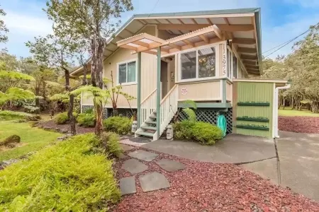 Hau'oli Place - Happy little tiki cottage in Volcano