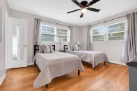 Fantastic for Extended Stays & Work Crews- 10 beds, 5 bedrooms, 2.5 baths Hotels in Warner Robins