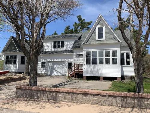 Large Vacation Home Across from Lake Superior & Short Walk to Lighthouse!! Hotels in Keweenaw County