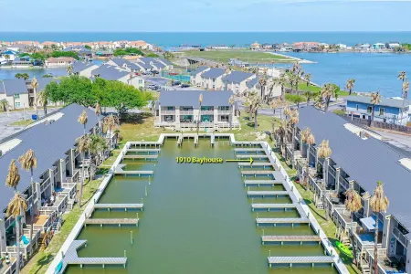 Fun-clean-family-canal front 3-2.5 condo Boat&Shop fish from the back porch!