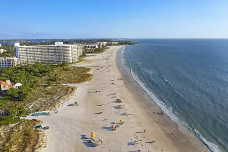 Siesta Dunes 1st Floor Beach Retreat + Bikes Отели в г. Сиеста-Ки