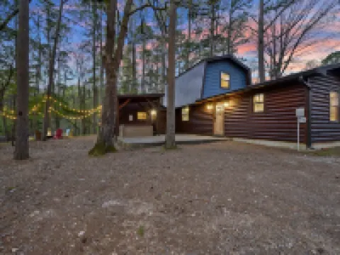 Cozy Cabin in the Heart of Beaver's Bend State Park Hotels in Broken Bow