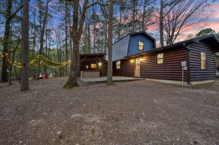 Cozy Cabin in the Heart of Beaver's Bend State Park Отели в г. Брокен Боу