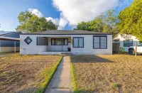 Coastal Cottage in Tech Terrace