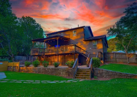 Modern Home - Private Pool in Atlanta Suburb