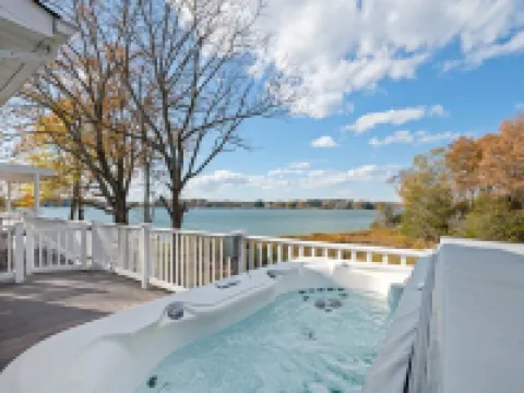 Water front Oasis with pickle-ball court and hot tub Hotels in Mathews County
