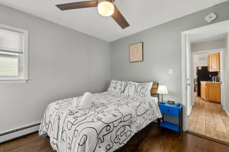 Spacious, Sunny and Clean Apartment 25 min from Downtown Chicago