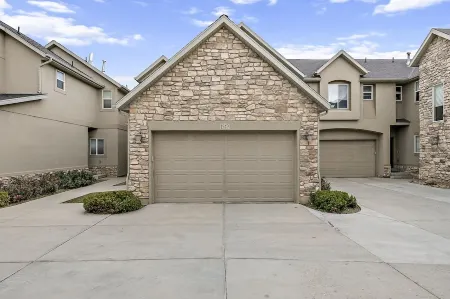 Family-Friendly, Stylish Townhouse! Fenced Yard, Garage, BBQ & Great Location!