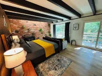 4 Bedroom Family Cabin • 5 Min Stroll to Lake Gregory! Hotels in Crestline