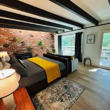 4 Bedroom Family Cabin • 5 Min Stroll to Lake Gregory!