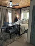 Bow-wood Suite @ BoisD’Arc Bungalow & Suites  - Rustic/Romantic Getaway