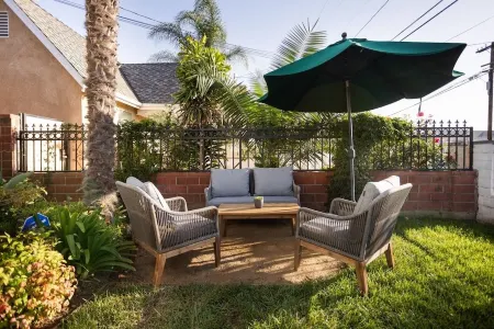 Chic 3BR/2BA Oasis + PacMan & Foosball - Sleeps 8 - Minutes to LAX + Beach +SoFi Отели рядом с достопримечательностью «Oviatt Building»