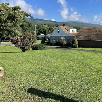 Chad’s place 4- Bedroom 2-BR home at Smoke Hole Wi-Fi -Pet Friendly- sleeps 8-10