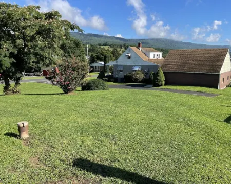 Chad’s place 4- Bedroom 2-BR home at Smoke Hole Wi-Fi -Pet Friendly- sleeps 8-10 Pendleton County otelleri