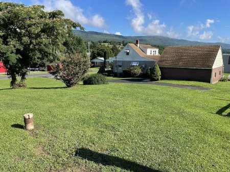 Chad’s place 4- Bedroom 2-BR home at Smoke Hole Wi-Fi -Pet Friendly- sleeps 8-10