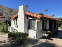 Villa F - a stand alone 1bed/1bath with kitchen steps from downtown Palm Springs