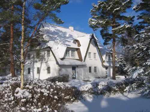 Holiday apartment on the beach in a traditional thatched-roofed house Hotels in Zingst