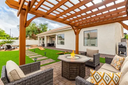 Edgemont Escape-  3 King Beds, Heated Pool*, Close to Spring Training,