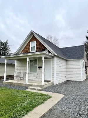 Beautifully Remodeled Cottage Home! Indian Trails Shopping Center附近的飯店