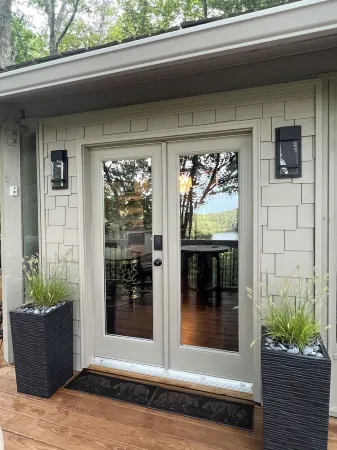 Romantic Couples Cabin in Big Canoe, Lake & Mountain View, Hot Tub, Gas Logs