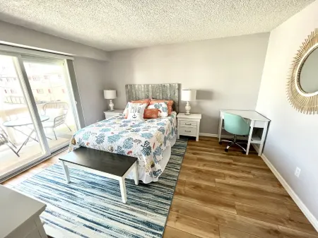 Beachfront  2 Bd Condo with Pool & ocean views-5 min to Atlantic City