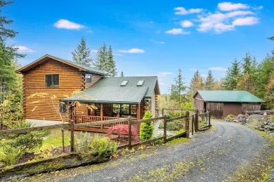 New! Private, ocean view cabin close to ONP; hot tub/ gameroom