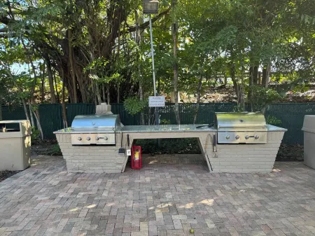 Modern 1-bedroom Penthouse Suite  fitness room, WiFi in delightful Pompano Beach