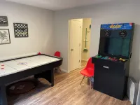 Spacious Mount Hood home near river, dogs OK, game room, WiFi