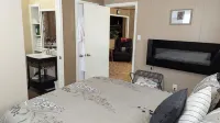 Cozy Cottage w/ Hot Tub, Sauna & EV Charger!!