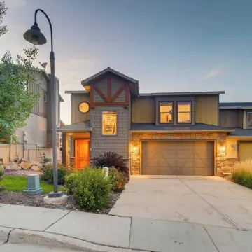 Minutes to the Slopes• Ski All Day • Hot Tub All Night • Snowy Mountain View’s