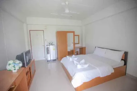 Grand Charoonrat Apartment Отели рядом с достопримечательностью «Wat Kaeng Kanun»