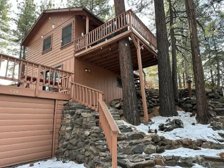 DK’s Treehouse - Backed to Forest, Fast WiFi & Close to All Big Bear Fun!