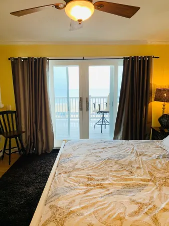 Spectacular Beachfront Condo-Watch sunrise from deck overlooking beach. Отели в г. Олд-Орчард-Бич