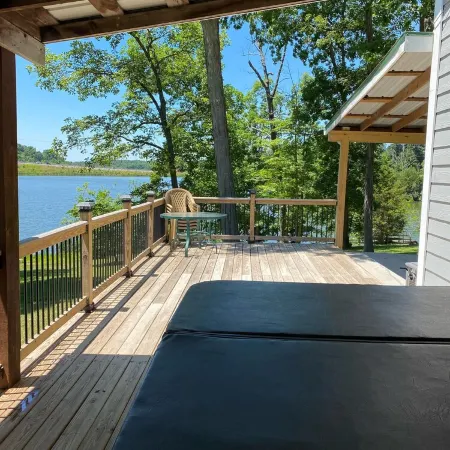 Lakehouse Hot tub & pool near Ark Encounter