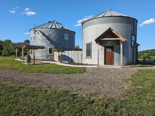 Rustic Silo Home, Huge Shower, Kitchen, Grill, Fire Pit and Sunsets.